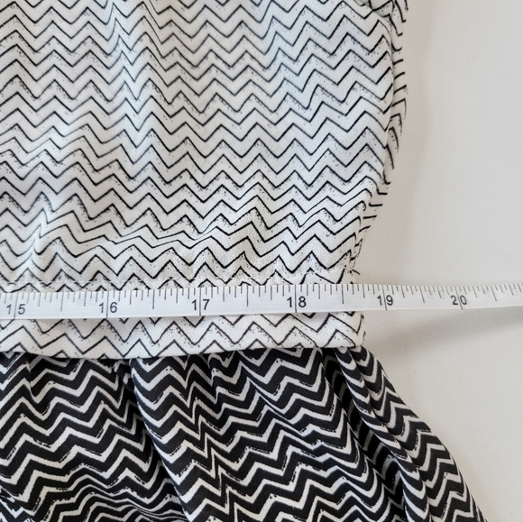 Lorena Rose Two Toned Chevron Patterned Short Sleeve Dress Size 14 - Picture 6 of 9